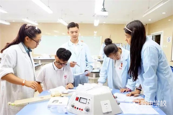 北京爱迪国际学校国际九年级专为帮助学生实现平稳过渡而设，给学生们带来一个全新的初三体验。