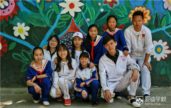 与太阳同行|为打工子弟学校学生修缮音乐教室