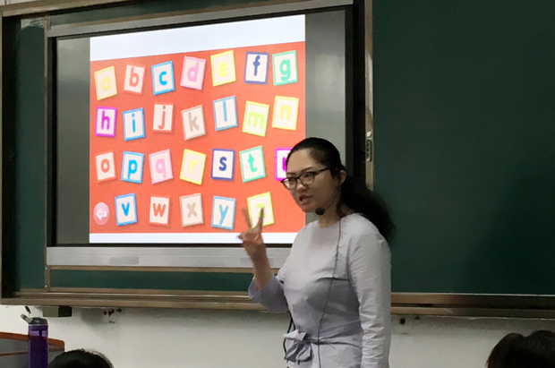 北外专家对邯郸附中教师团队进行业务提高培训