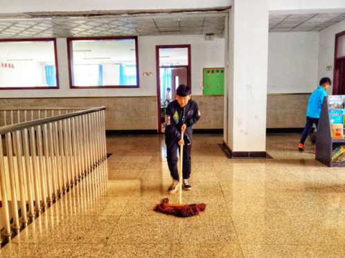 弯腰拾物 河北苍龙国际学校校园的一道亮丽风景线