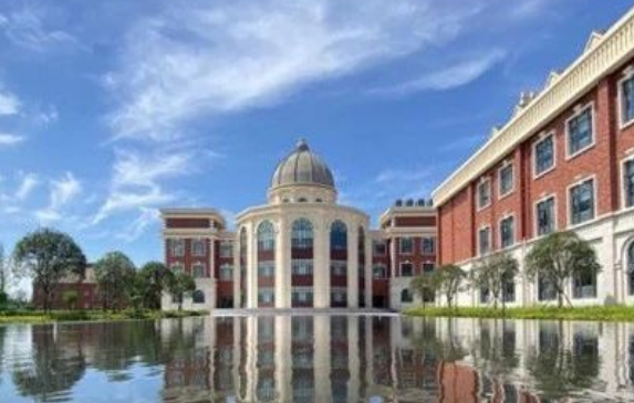 成都墨尔文学校2024-25年学费标准是多少？
