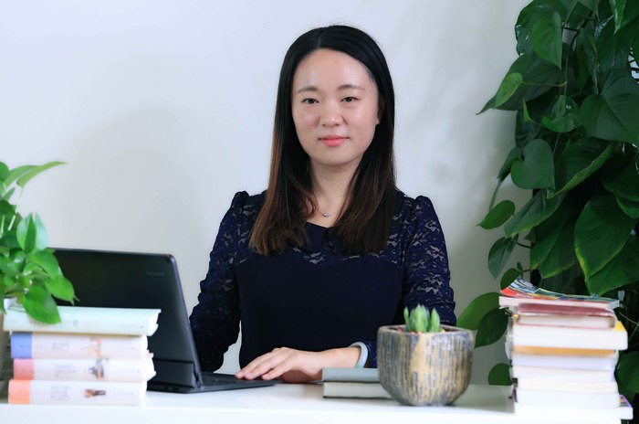 李小康 班主任 毕业于爱尔兰都柏林大学，获理学硕士学位。大学本科就读于北京外国语大学，获方大励志求学奖学金。研究生期间，由都柏林大学选拔推荐至法国格勒诺布尔高等商学院交流学习。