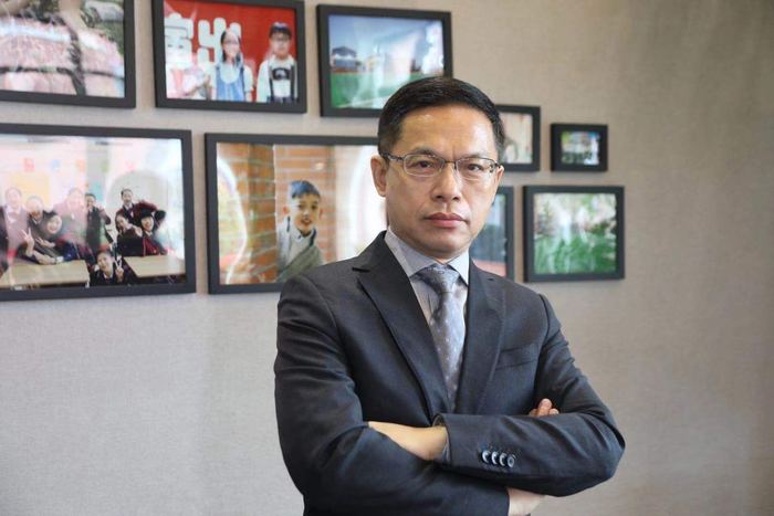 李海林校长毕业于美国 Towson University教育管理专业，获硕士学位。曾任浙江师范大学人文学院教授、上海师范大学教育学院教授、上海市洋泾中学校长。