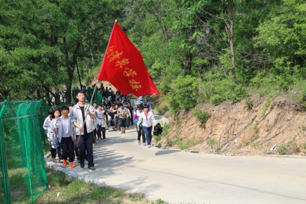 烟台清泉学校“亲近自然、远足拉练”活动